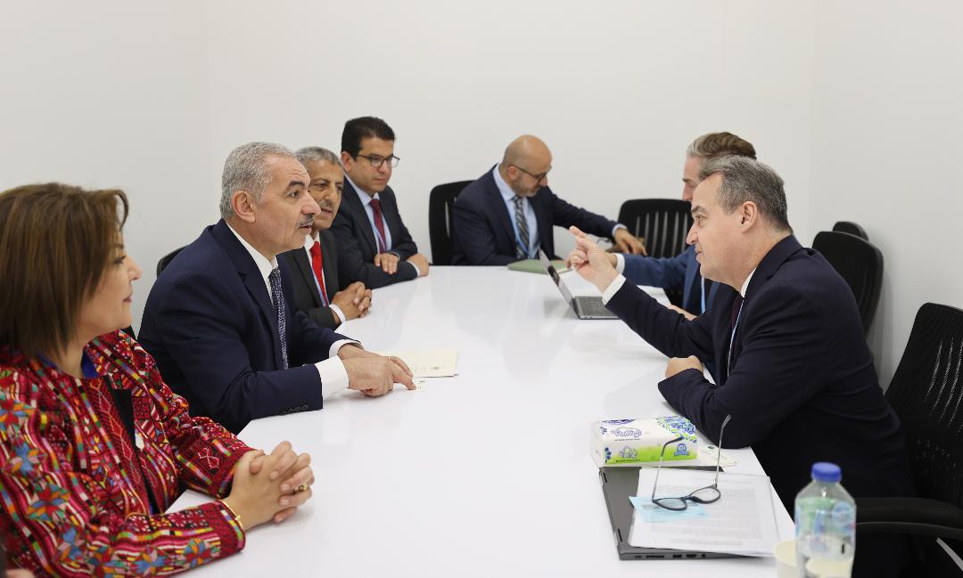 اشتية خلال لقائه المدير التنفيذي لصندوق المناخ الأخضر يانيك جليماريك